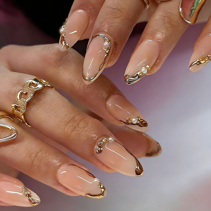 Elegante Kunstnägel mit goldenen Akzenten Karnz