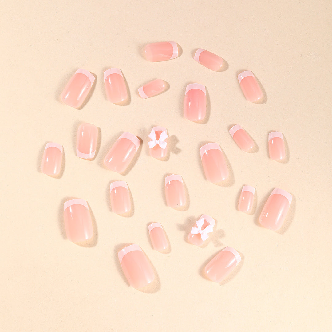 Elegante French Tip Nagelkunst mit Bow Verzierungen Karnz