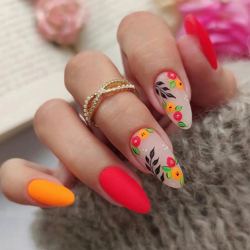 Kunstvolle Nagelverlängerungen mit bunten fruchtigen Verzierungen Karnz