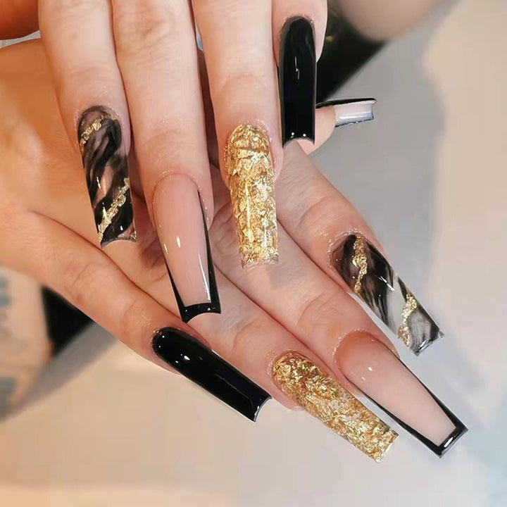 Kunstnagelset mit luxuriösen goldenen Akzenten und eleganten Designs Karnz