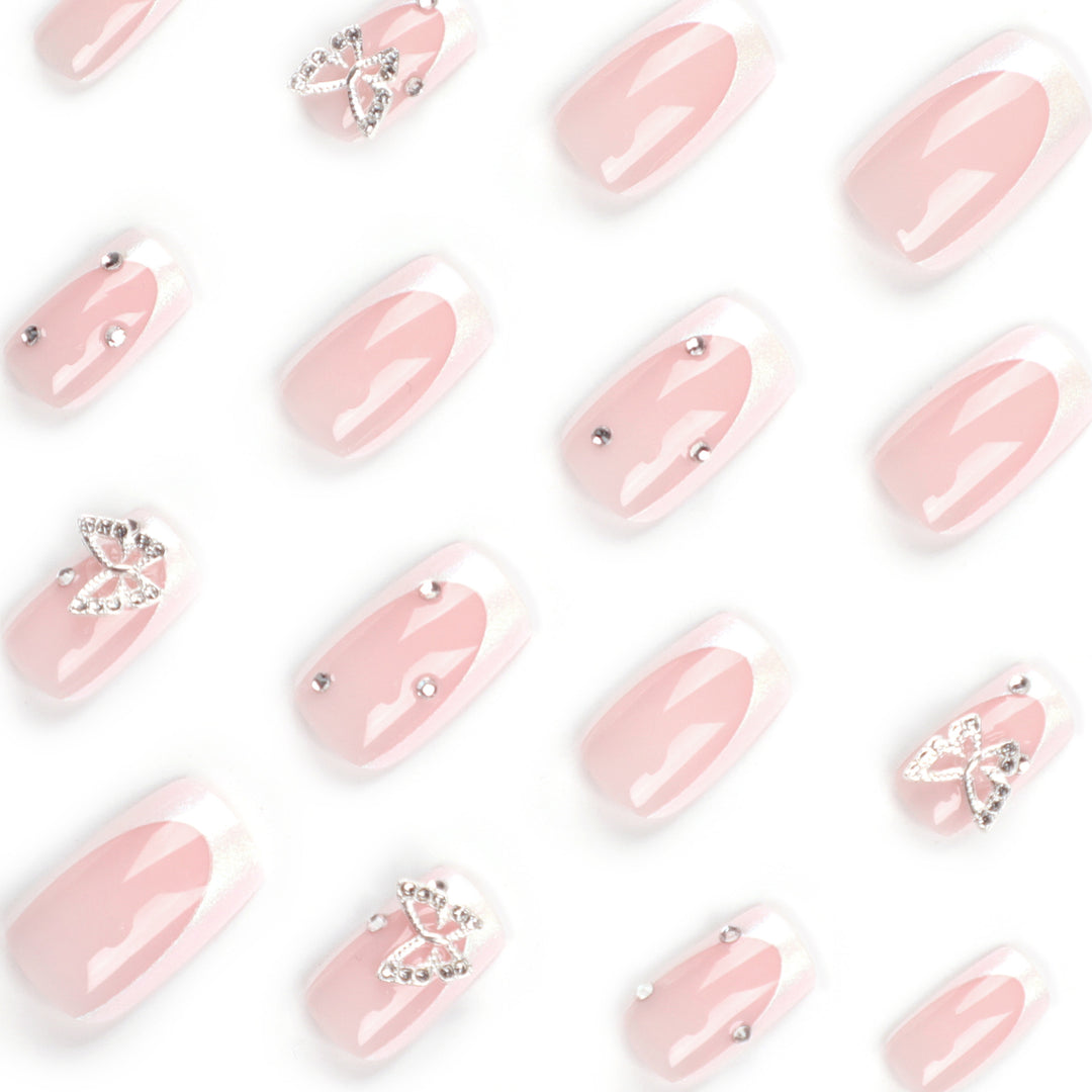 Elegante Nagelkunst mit Glitzer und floralen Akzenten Karnz
