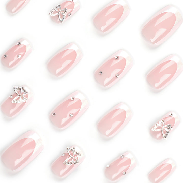 Elegante Nagelkunst mit Glitzer und floralen Akzenten Karnz
