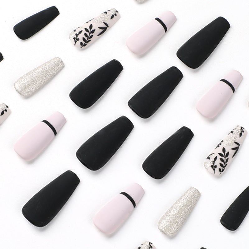 Kunstvolle Nagelverlängerungen mit eleganter Dekoration Karnz