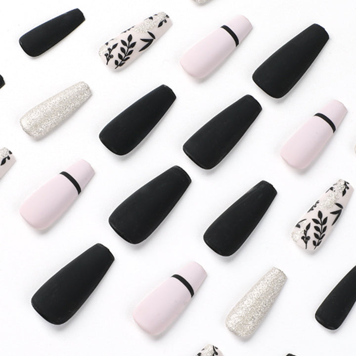Kunstvolle Nagelverlängerungen mit eleganter Dekoration Karnz
