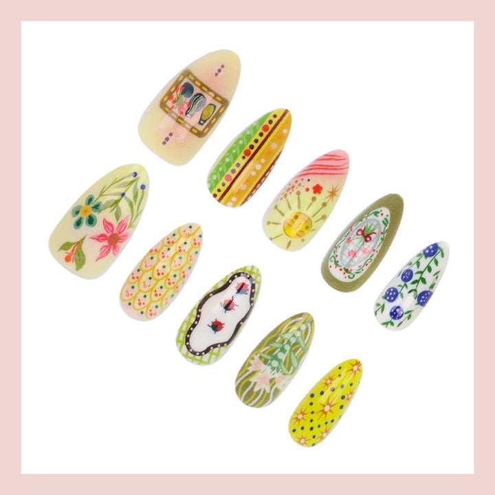 Kunstnagelset mit aufwendigen floralem und buntem Desig Karnz