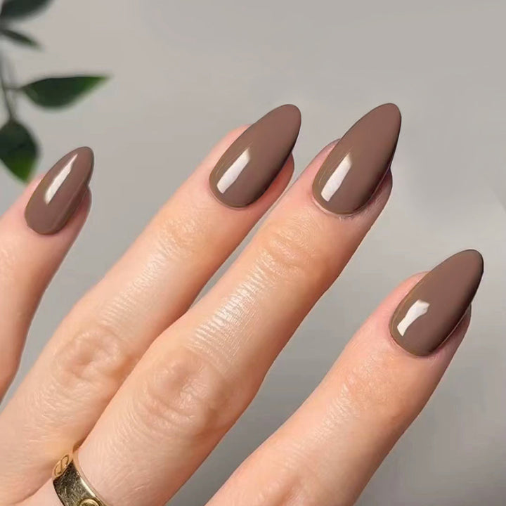 Kunstvolle Stiletto-Nägel mit elegantem Hochglanz-Finish Karnz