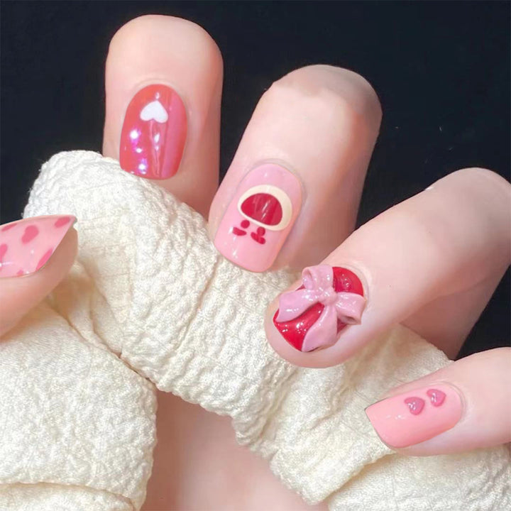 Kunstvolle Nagelverlängerungen mit elegantem Blattmuster Karnz