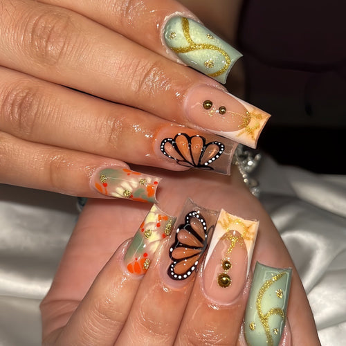 Künstlerisches Acryl-Nageldesign Karnz