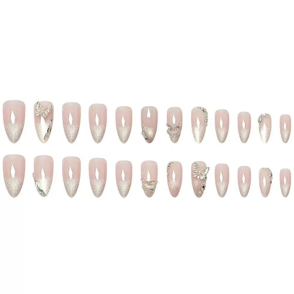 Elegantes Stiletto-Nageldesign mit Strassverzierungen Karnz