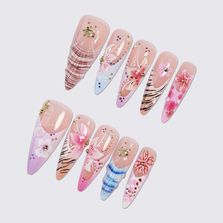 Kunstnagelset mit exquisiten 3D-Blütenverzierungen und eleganten Akzenten Karnz