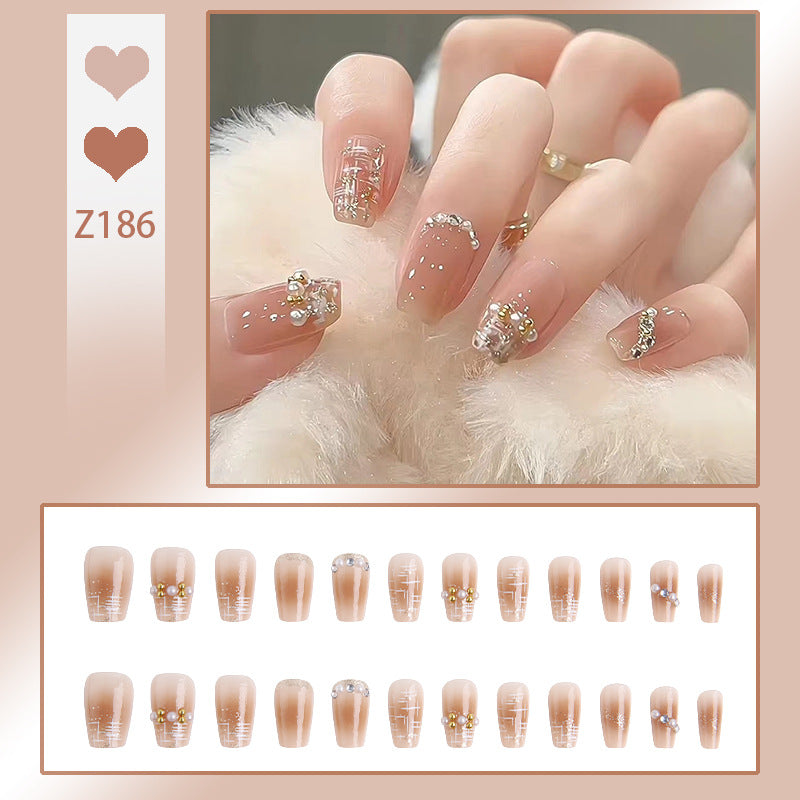 Kunstnagelset mit eleganten Glitzerverzierungen und schimmernden Akzenten Karnz