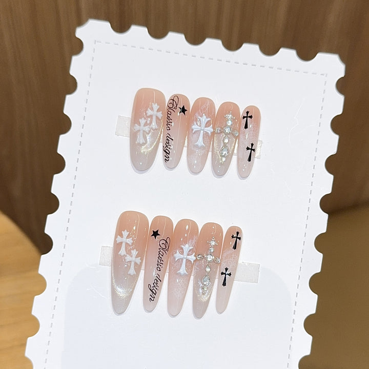 Kunstnagelspitzen mit Kreuz- und Glitzermotiven Karnz