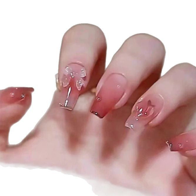 Elegantes Nageldesign mit Perlenverzierung Karnz