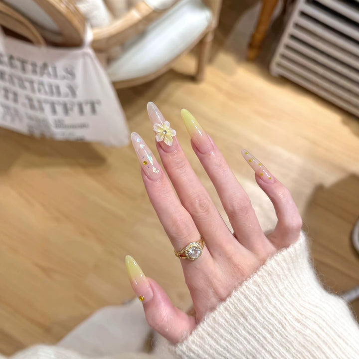 Elegantes langes Stiletto Press-On Nagelkunstset mit floralen Akzenten Karnz