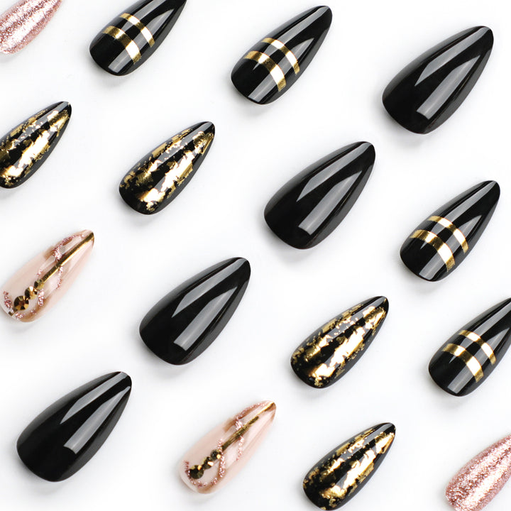 Glamouröse Stiletto-Nägel mit goldenen Akzenten Karnz