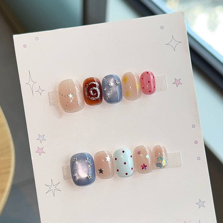 Kreative Kunstnägel mit Funkelnden Sternenmotiven Karnz