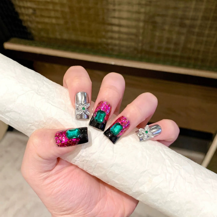 Glamouröses Press-On Nageldesign mit Juwelenelementen Karnz