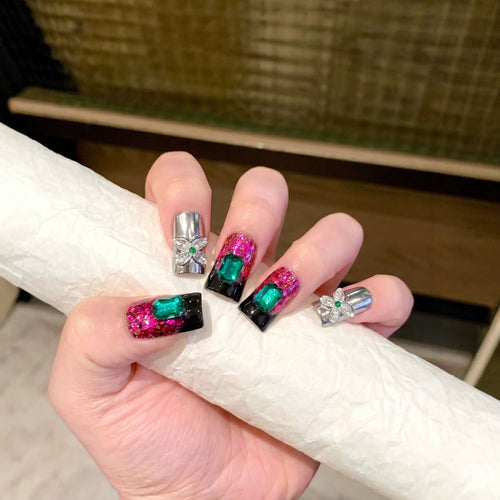 Glamouröses Press-On Nageldesign mit Juwelenelementen Karnz