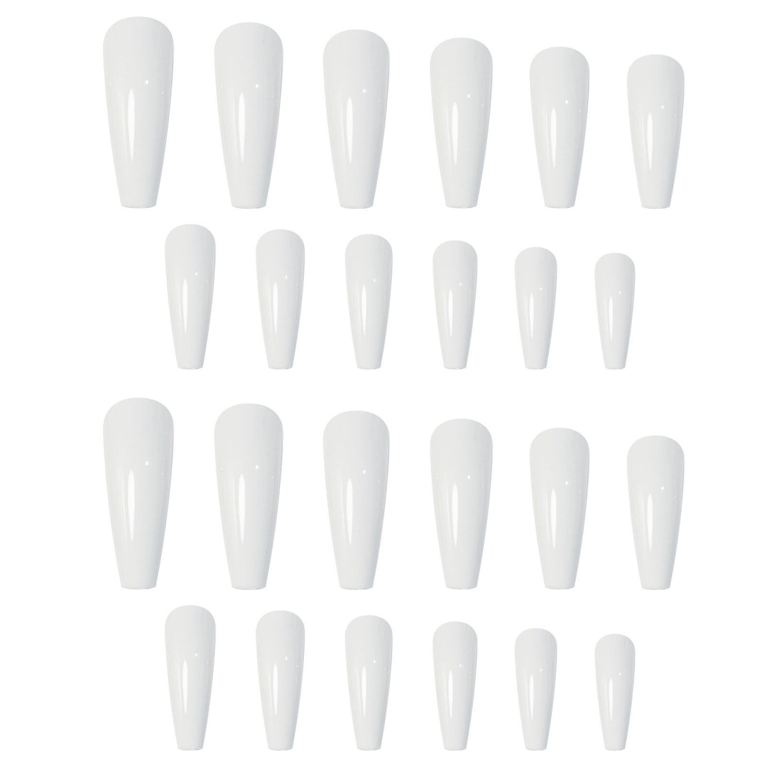 Kunstnagelset mit eleganten Spitzen und glänzendem Finish Karnz