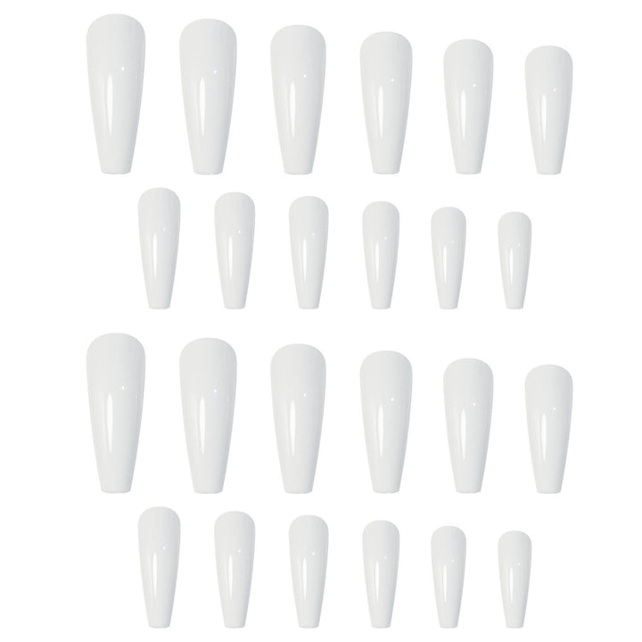 Kunstnagelset mit eleganten Spitzen und glänzendem Finish Karnz