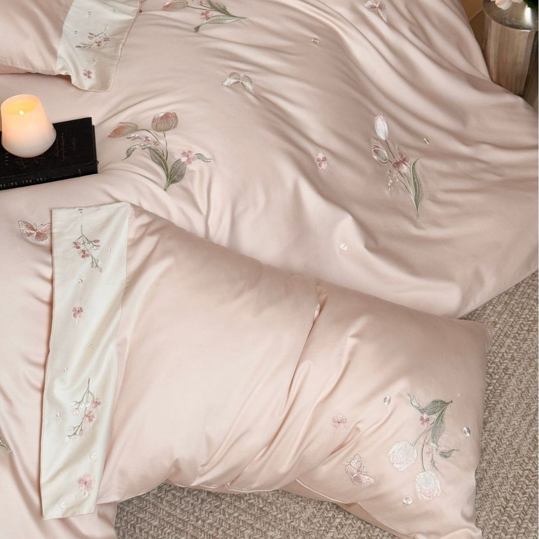Luxe Satin-Effekt Gestickte Rosenknospen Bettbezug Ensemble mit Verstecktem Reißverschluss und Tiefen-Ecken-Bindungen