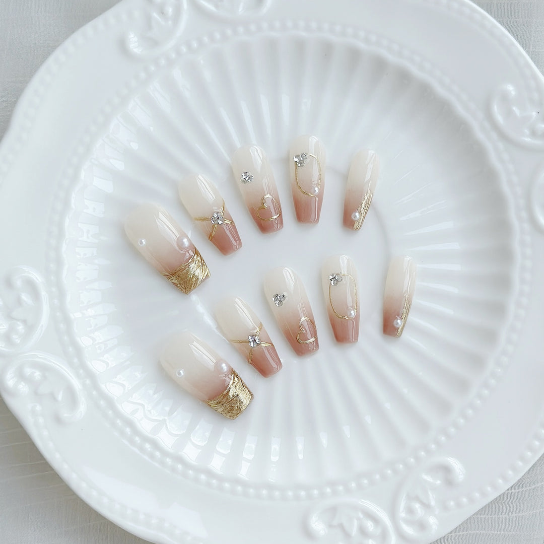 Elegante Ombre Press-On Nägel mit perlmuttfarbenen und goldenen Akzenten