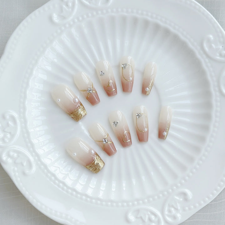 Elegante Ombre Press-On Nägel mit perlmuttfarbenen und goldenen Akzenten