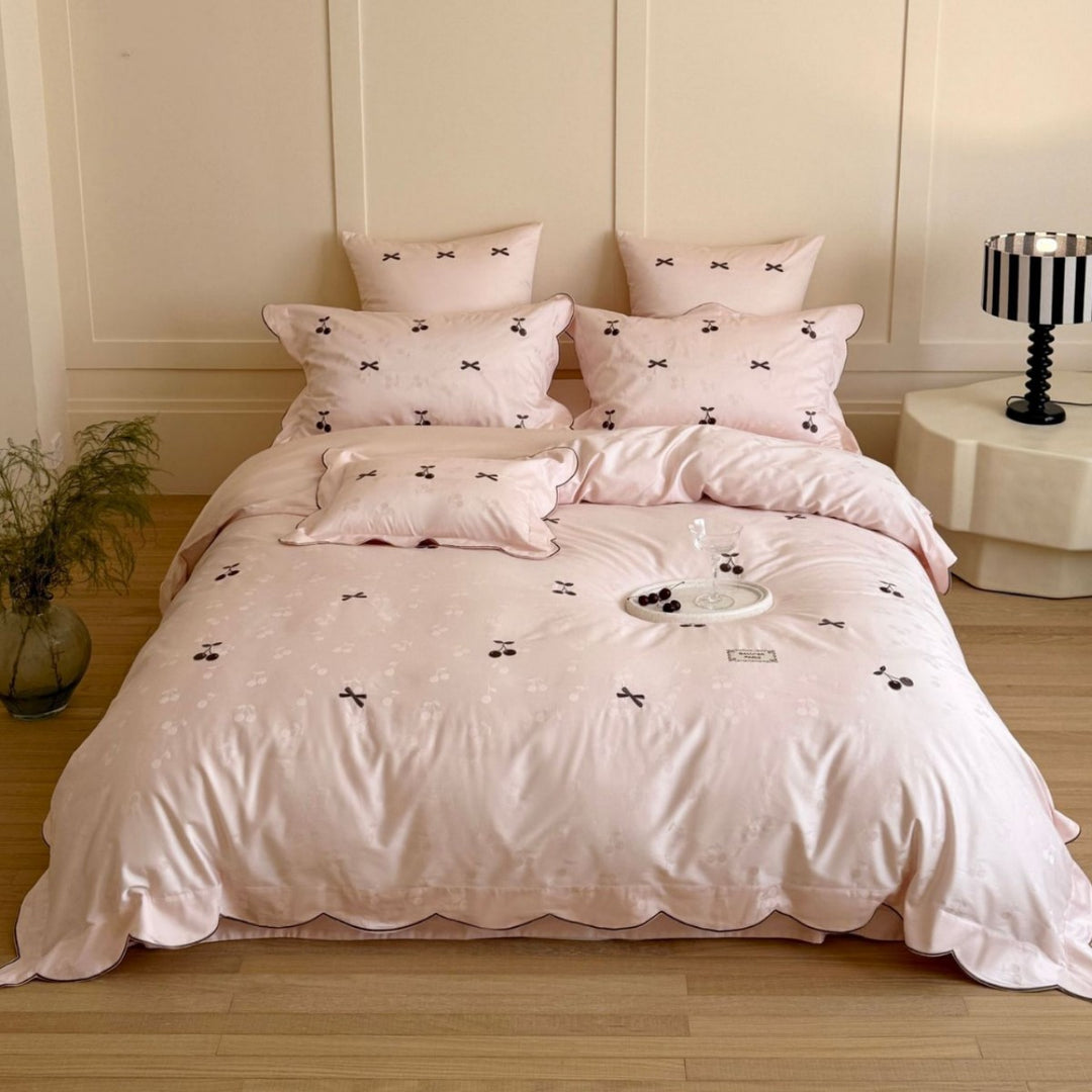 Gerüschter Baumwollsatin Bettwäsche Set mit Kirschen-Stickerei und Kissenbezügen
