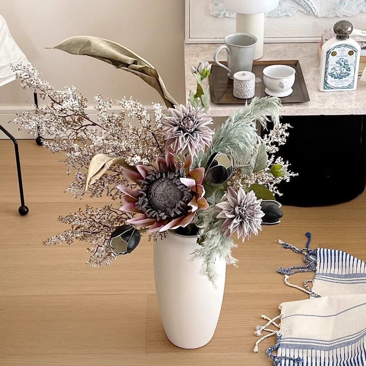 Künstlerische Trockenblumenarrangement