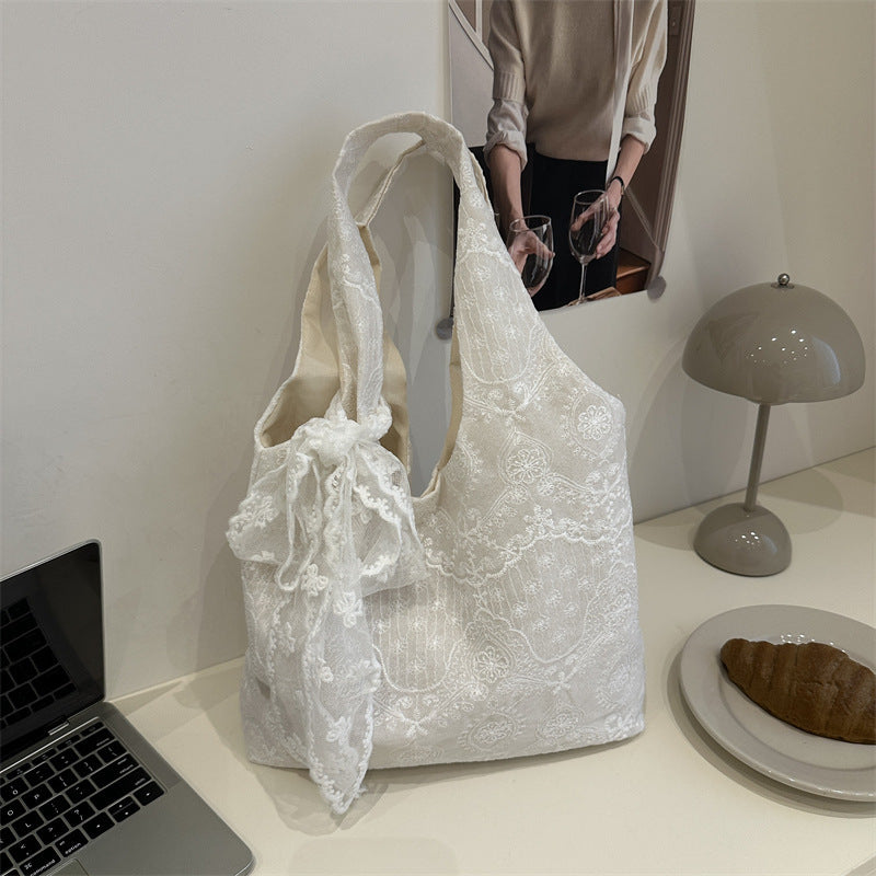 Elegante Schultertasche mit Spitzenbesatz Karnz