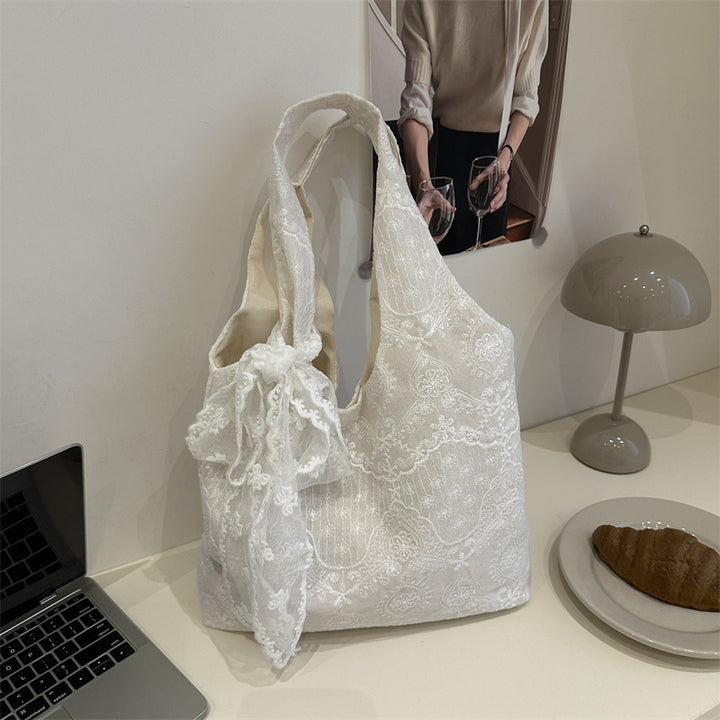 Elegante Schultertasche mit Spitzenbesatz Karnz