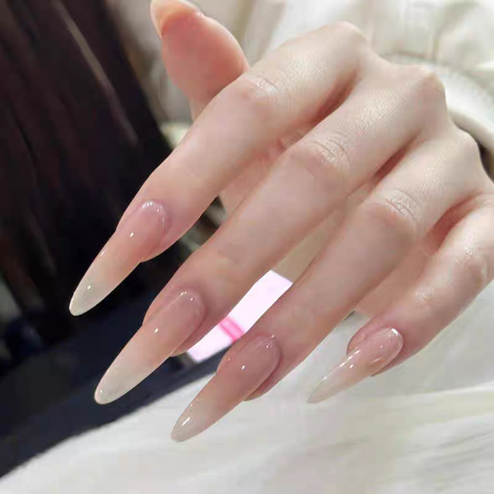 Kunstnägel mit Elegantem Ombre-Design Karnz