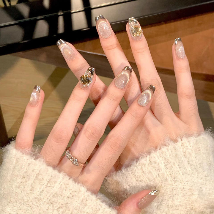 Kunstnagelset mit glamourösen Gold- und Glitzerakzenten Karnz