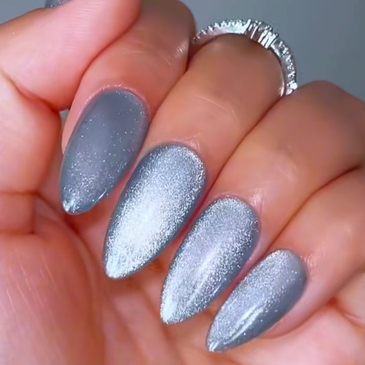 Kunstnägel mit Metallic und Glitzernden Finish Karnz