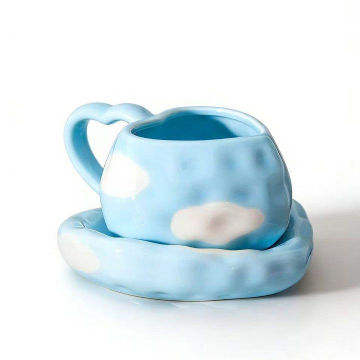 Verspielte Keramik-Herzbecher mit organischer Wolken-Untertasse