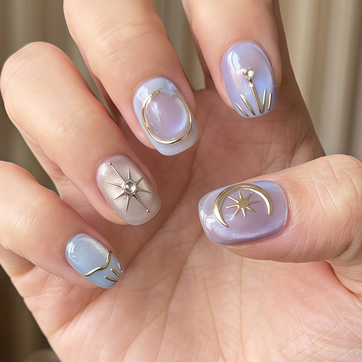 Künstlerisches Press-On Nagelset mit dekorativen himmlischen Designs Karnz