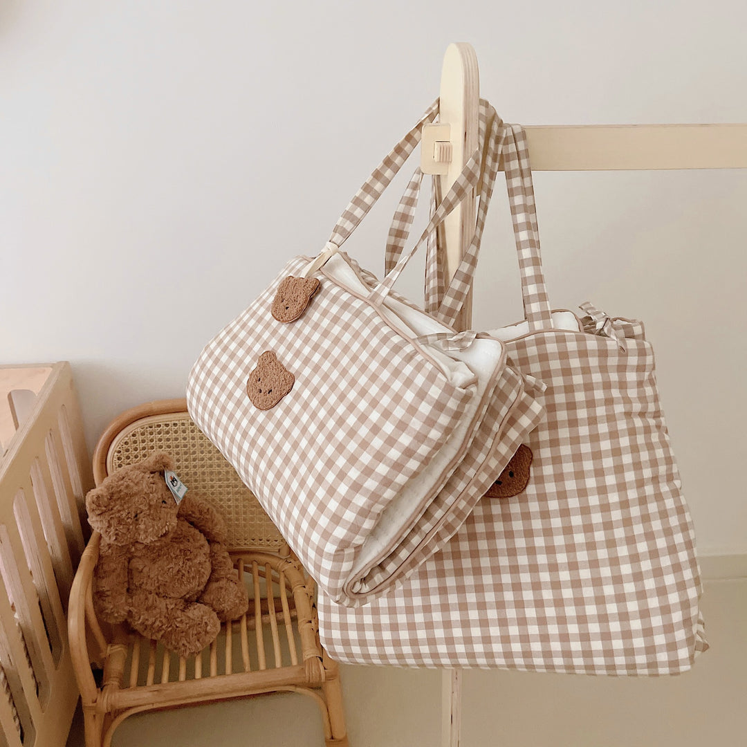 Kinderbett-Nestchen-Set mit Vichy-Karo, gestepptem Matratzenschoner und länglicher Kuschelrolle