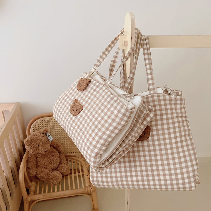 Kinderbett-Nestchen-Set mit Vichy-Karo, gestepptem Matratzenschoner und länglicher Kuschelrolle