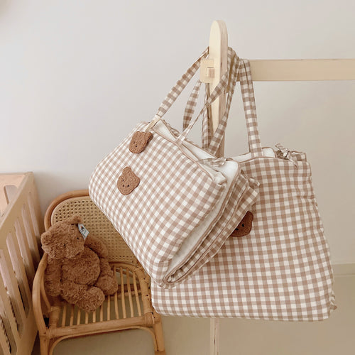 Kinderbett-Nestchen-Set mit Vichy-Karo, gestepptem Matratzenschoner und länglicher Kuschelrolle