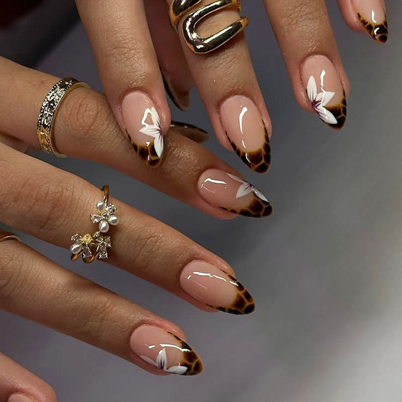 Kreatives Stiletto Nagelkunstdesign
