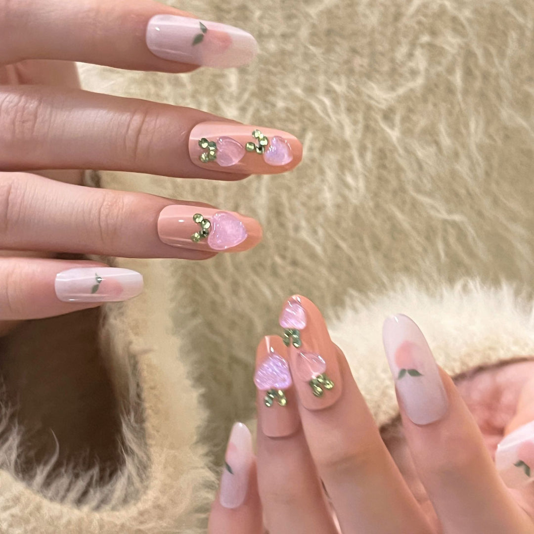 Kunstvolle Nagelkunst mit Frucht- und Glitzermotiven Karnz
