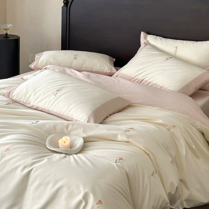 Umkehrbarer Satin-Feeling Bestickter Floral Bettbezugset mit Kontrastbordüre