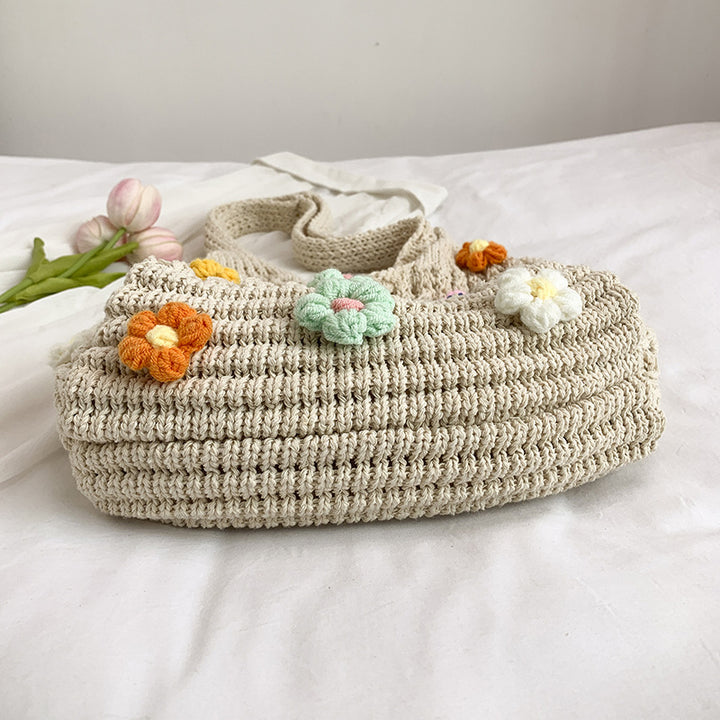 Blumenverziertes gehäkeltes Tote
