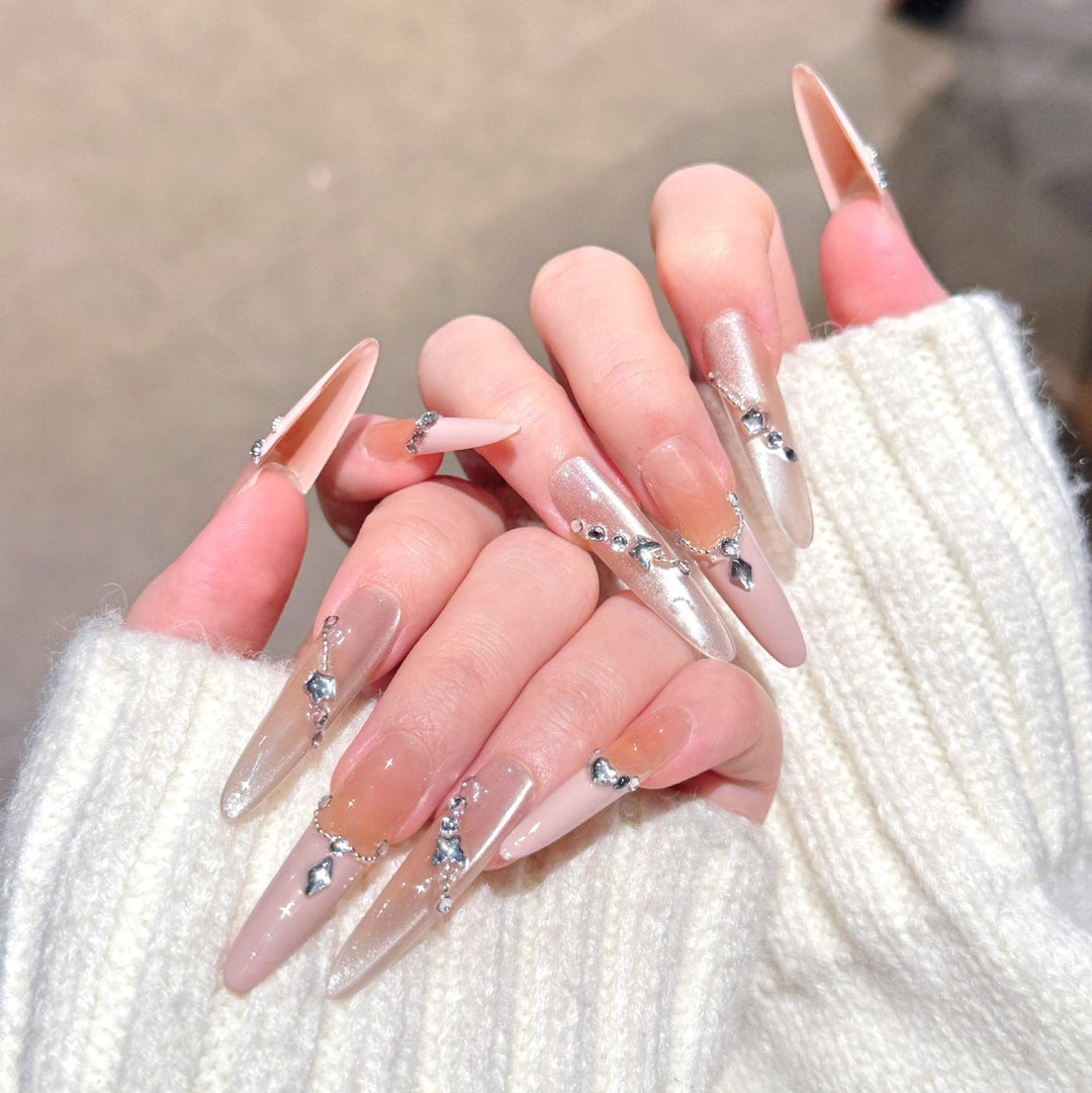 Künstlerische Stiletto Press-On Nagelkunst mit schimmernden Akzenten Karnz