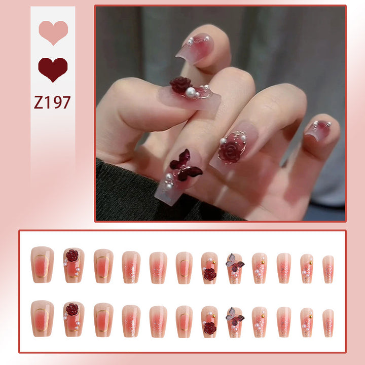 Kunstnagelset mit eleganten Glitzerverzierungen und schimmernden Akzenten Karnz