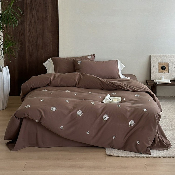 Besticktes Bettwäscheset aus Baumwollsatin mit dezenten Streublüten-Stickereien