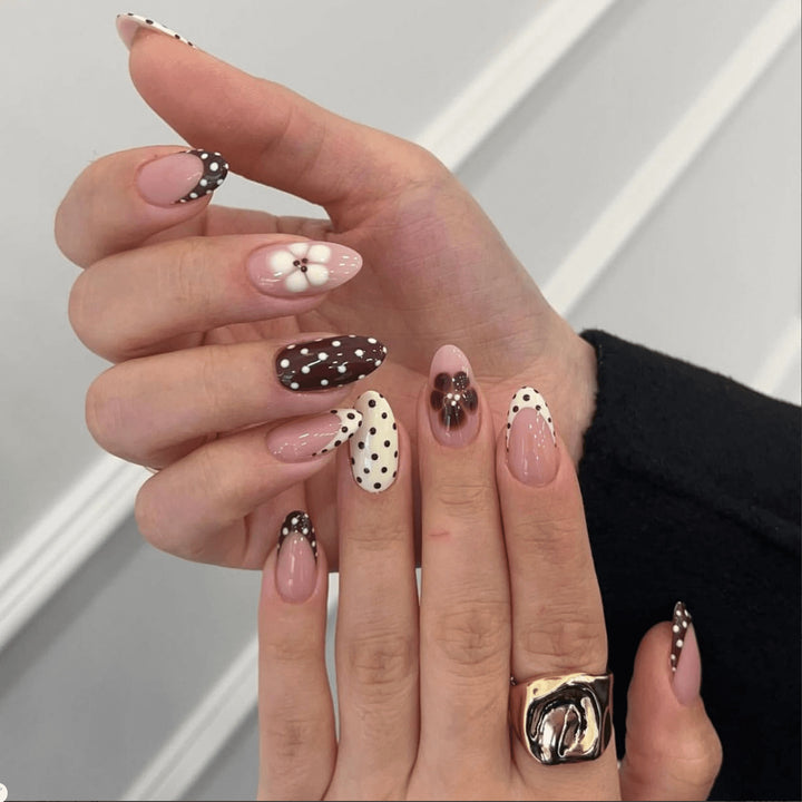 Kunstvolle Nailart mit floralem Design und verschiedenen Mustern Karnz