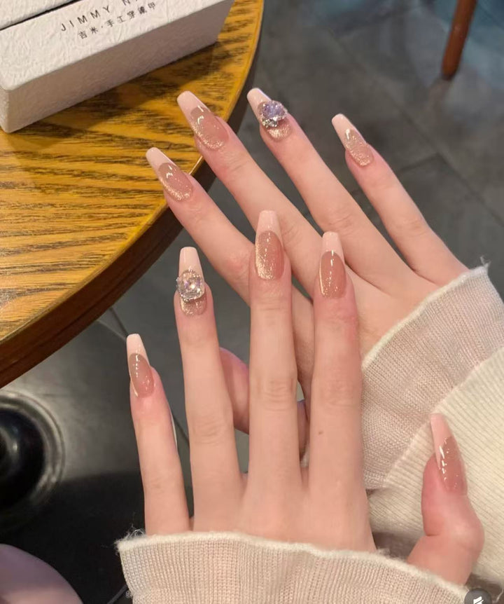 Kunstvolle Kunstnägel mit Eleganten Schleifenmotiven Karnz