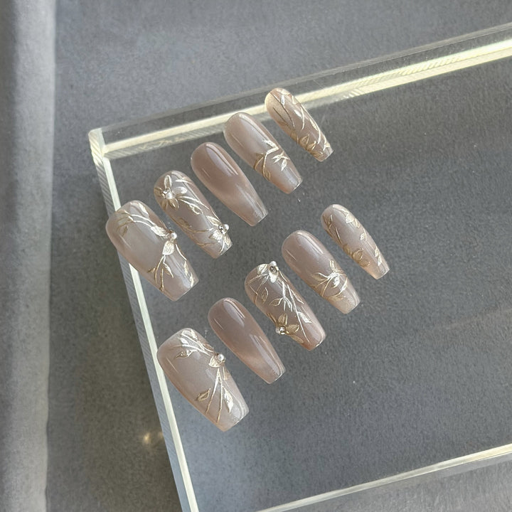 Elegantes Blumenschmuck Press-On Nagelkunstset