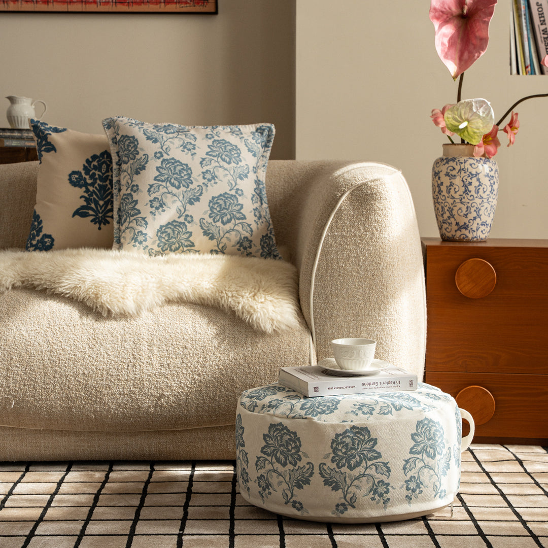 Runder Sitzpouf mit floraler Jacquard-Webung, stabilem Polsterkern und Tragegriff Karnz